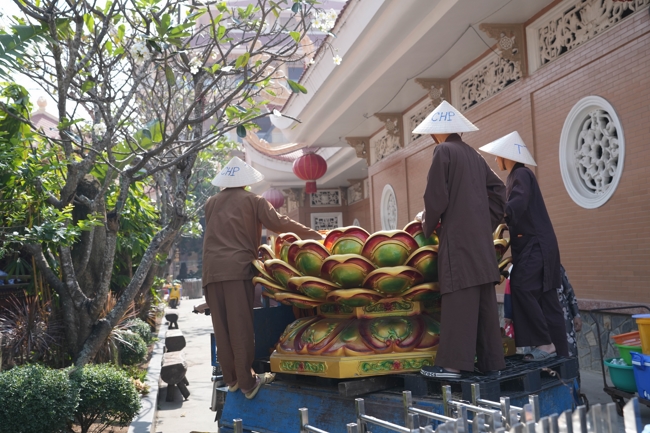 Công tác chuẩn bị đại lễ hoa đăng kỷ niệm đức Phật A-di-đà năm 2026