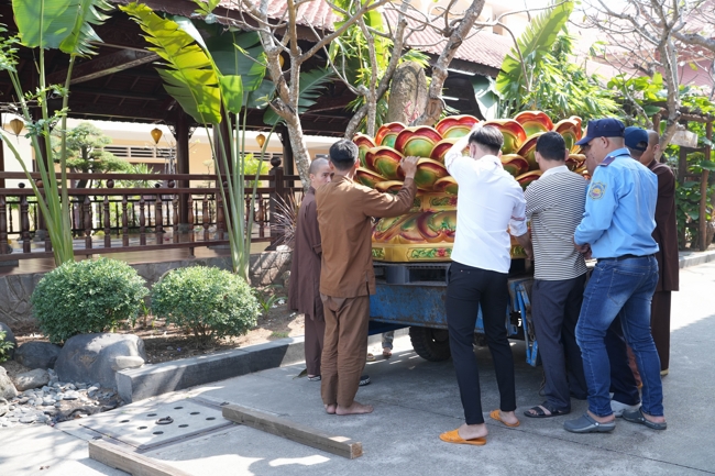 Công tác chuẩn bị đại lễ hoa đăng kỷ niệm đức Phật A-di-đà năm 2026