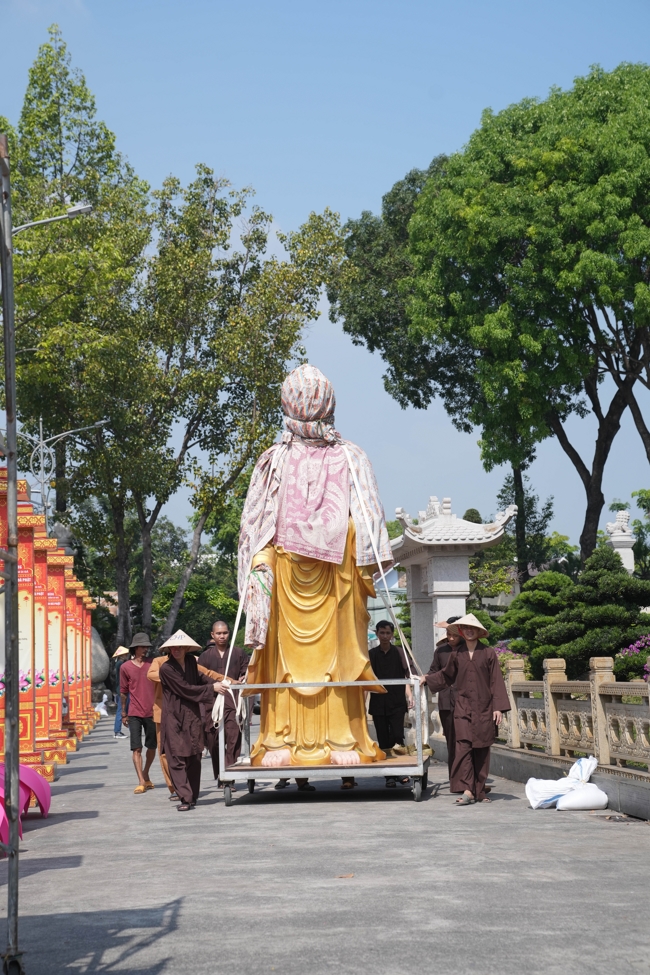 Công tác chuẩn bị đại lễ hoa đăng kỷ niệm đức Phật A-di-đà năm 2026