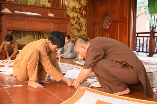 Công tác chuẩn bị đại lễ hoa đăng kỷ niệm đức Phật A-di-đà năm 2026