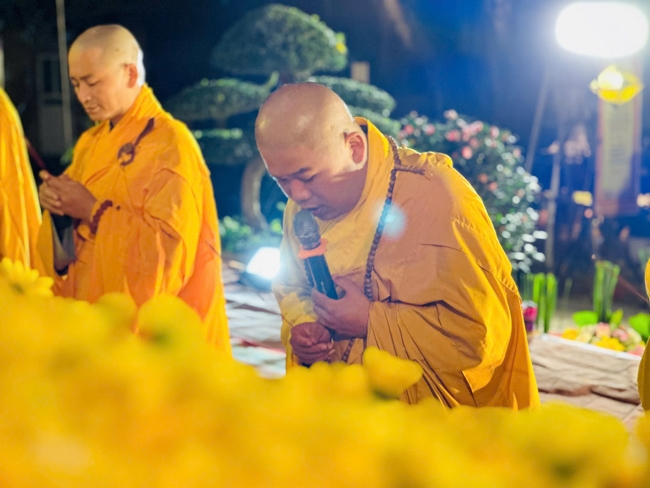 Chùa Đống Cao – Thanh Hóa: Lễ Hoa đăng mừng ngày khánh đản Đức Phật A Di Đà và đón năm mới 2026