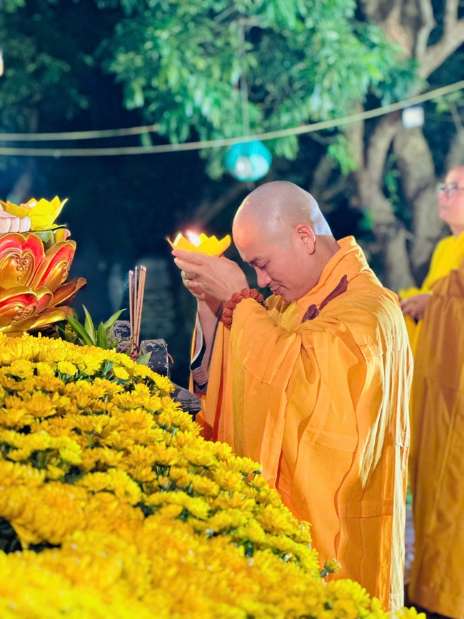 Chùa Đống Cao – Thanh Hóa: Lễ Hoa đăng mừng ngày khánh đản Đức Phật A Di Đà và đón năm mới 2026