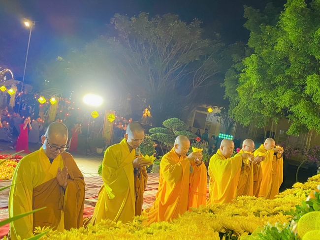 Chùa Đống Cao – Thanh Hóa: Lễ Hoa đăng mừng ngày khánh đản Đức Phật A Di Đà và đón năm mới 2026
