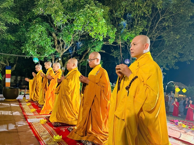 Chùa Đống Cao – Thanh Hóa: Lễ Hoa đăng mừng ngày khánh đản Đức Phật A Di Đà và đón năm mới 2026