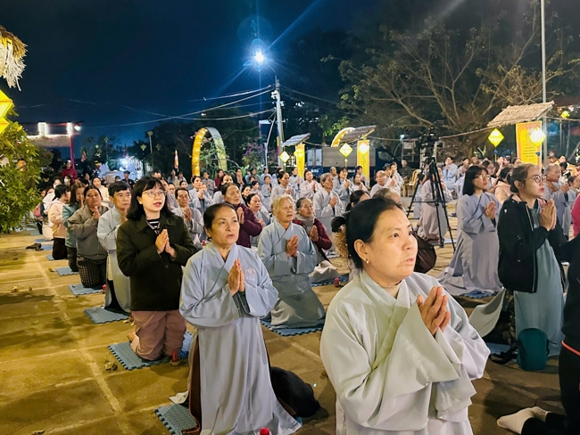 Chùa Đống Cao – Thanh Hóa: Lễ Hoa đăng mừng ngày khánh đản Đức Phật A Di Đà và đón năm mới 2026