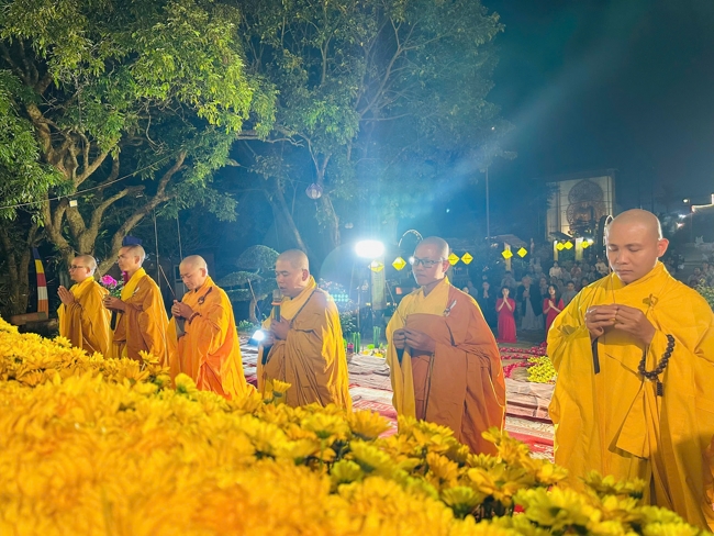 Chùa Đống Cao – Thanh Hóa: Lễ Hoa đăng mừng ngày khánh đản Đức Phật A Di Đà và đón năm mới 2026