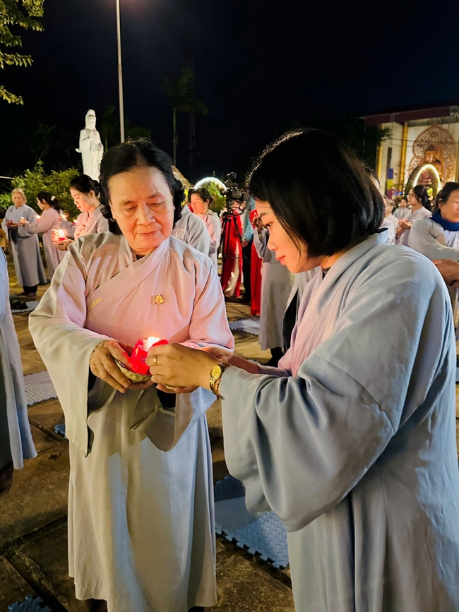Chùa Đống Cao – Thanh Hóa: Lễ Hoa đăng mừng ngày khánh đản Đức Phật A Di Đà và đón năm mới 2026
