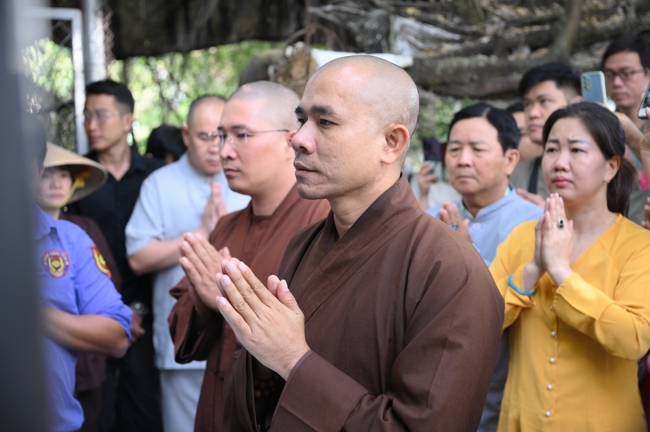 Phóng sinh tại bến phà Bình Mỹ