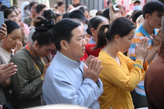 Phóng sinh tại bến phà Bình Mỹ