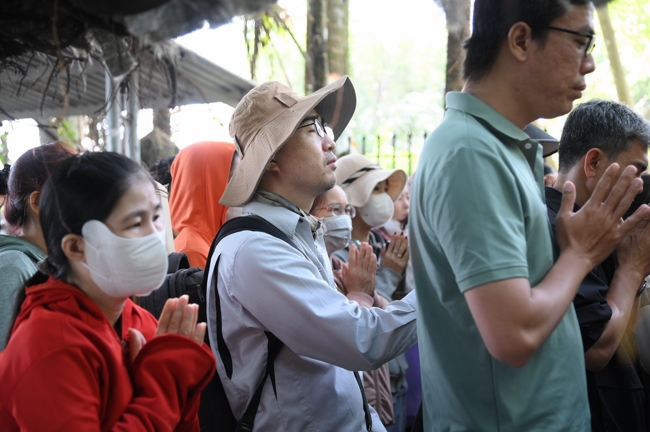 Phóng sinh tại bến phà Bình Mỹ