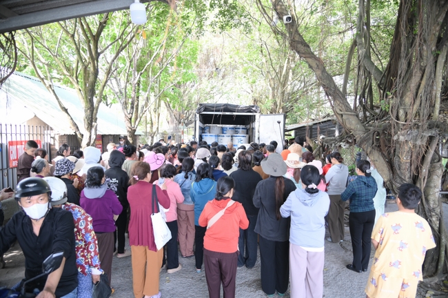 Phóng sinh tại bến phà Bình Mỹ