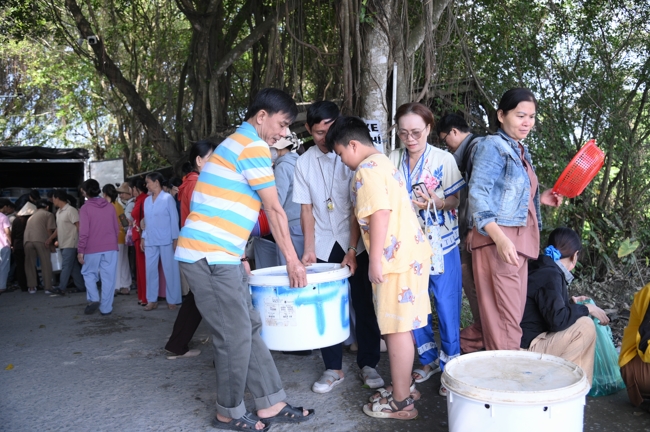 Phóng sinh tại bến phà Bình Mỹ