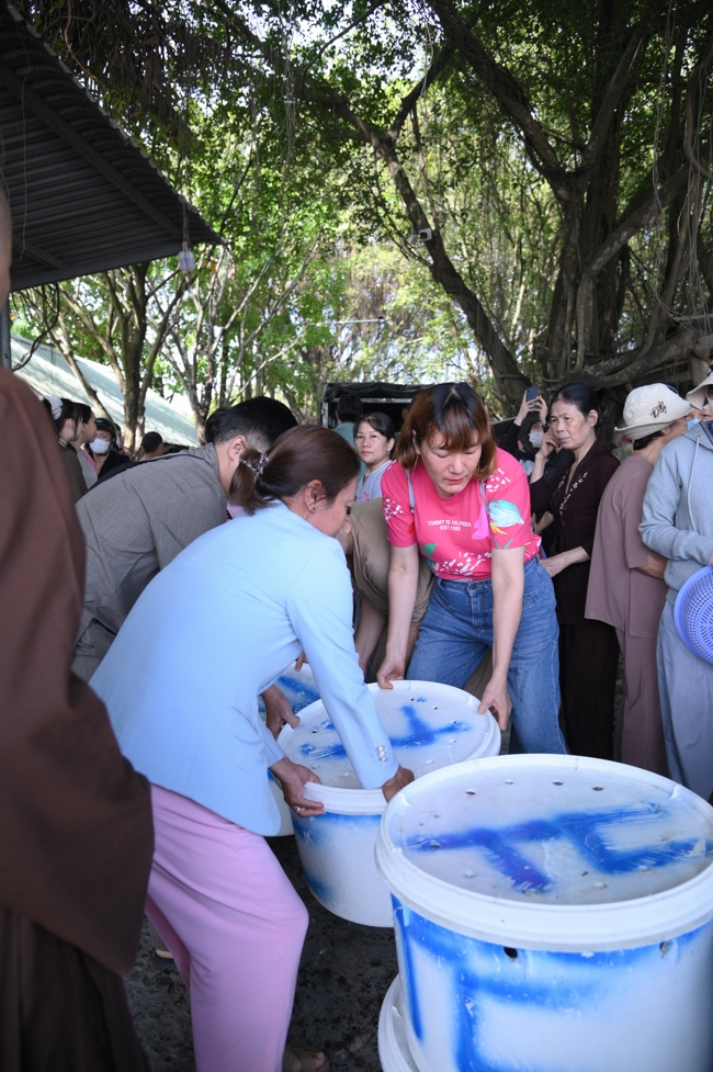 Phóng sinh tại bến phà Bình Mỹ