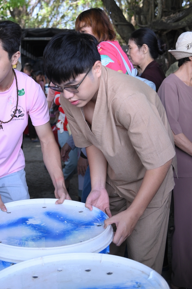 Phóng sinh tại bến phà Bình Mỹ