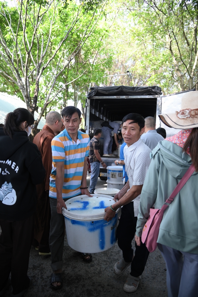 Phóng sinh tại bến phà Bình Mỹ