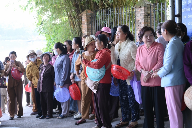 Phóng sinh tại bến phà Bình Mỹ