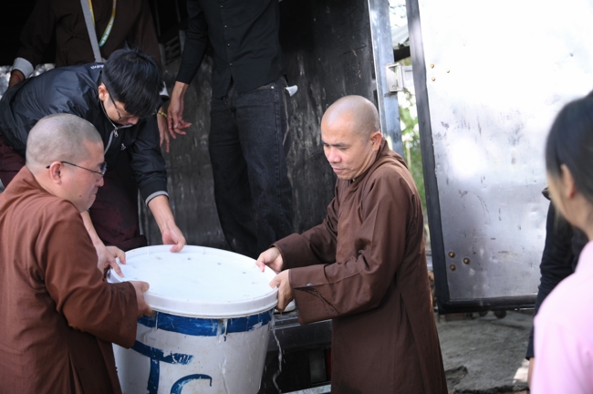 Phóng sinh tại bến phà Bình Mỹ