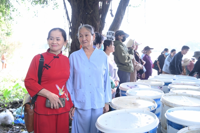 Phóng sinh tại bến phà Bình Mỹ