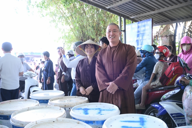 Phóng sinh tại bến phà Bình Mỹ