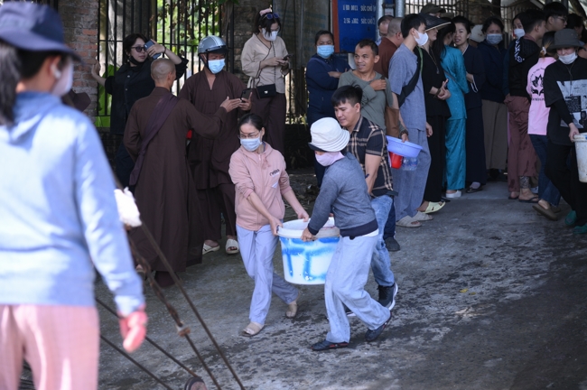 Phóng sinh tại bến phà Bình Mỹ