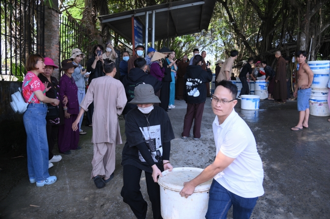 Phóng sinh tại bến phà Bình Mỹ