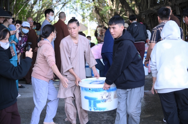 Phóng sinh tại bến phà Bình Mỹ