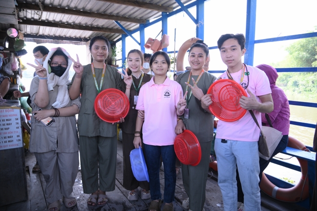 Phóng sinh tại bến phà Bình Mỹ