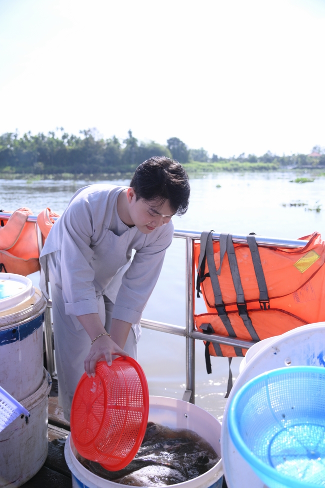 Phóng sinh tại bến phà Bình Mỹ