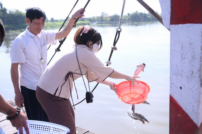 Phóng sinh tại bến phà Bình Mỹ