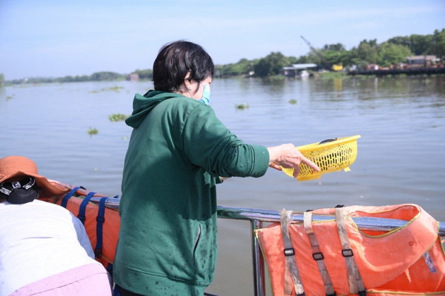 Phóng sinh tại bến phà Bình Mỹ