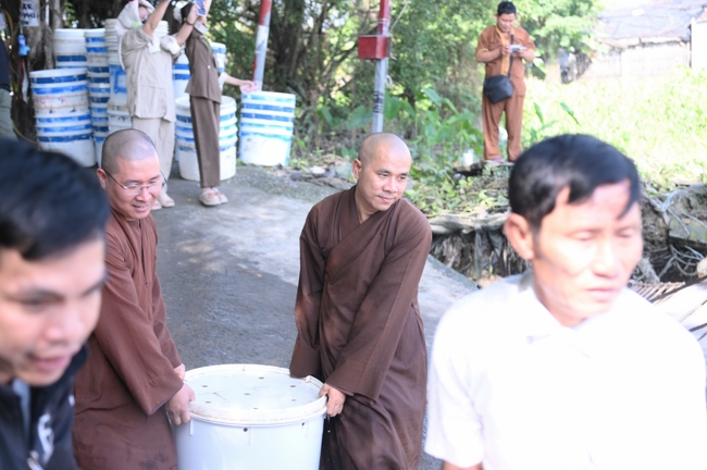 Phóng sinh tại bến phà Bình Mỹ