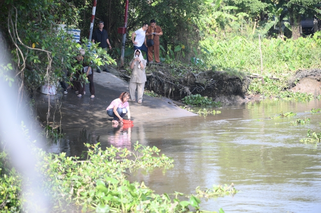 Phóng sinh tại bến phà Bình Mỹ