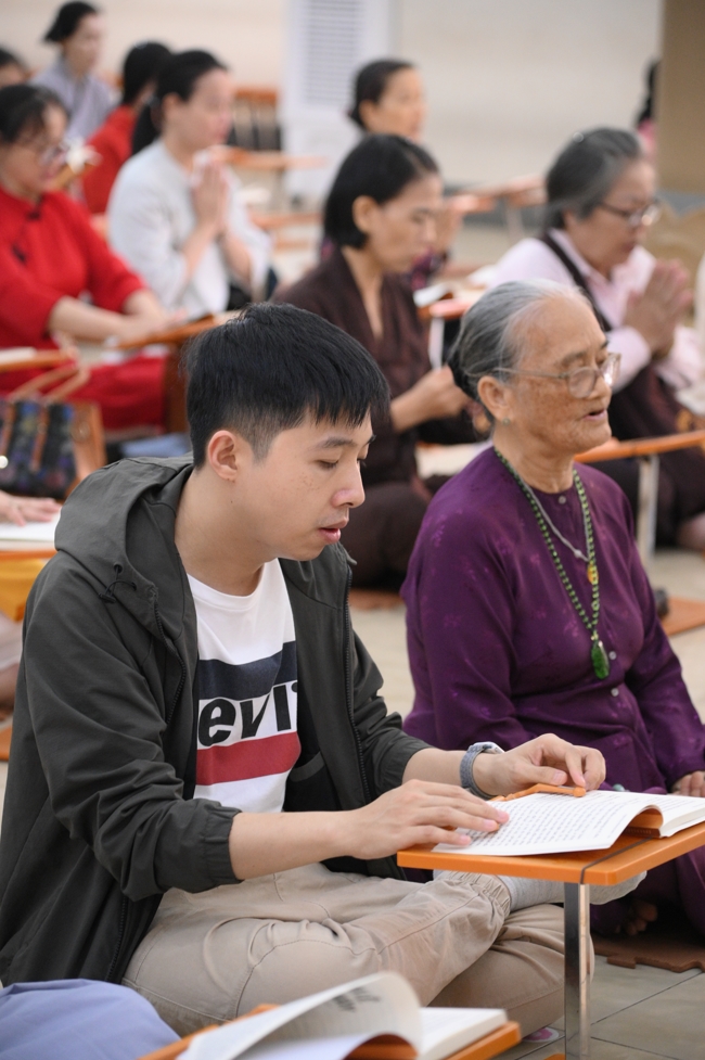 Phóng sinh tại bến phà Bình Mỹ