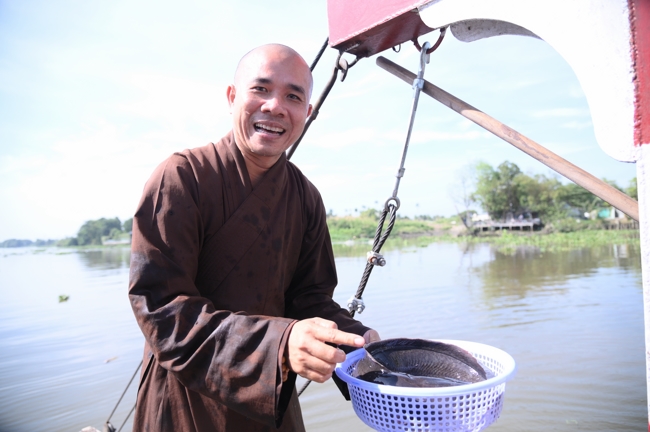 Phóng sinh tại bến phà Bình Mỹ