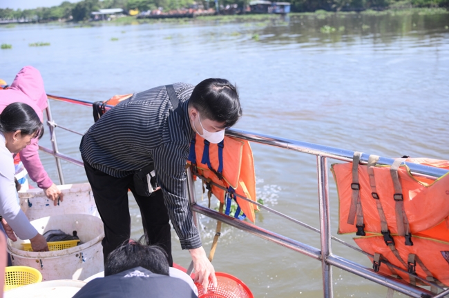 Phóng sinh tại bến phà Bình Mỹ