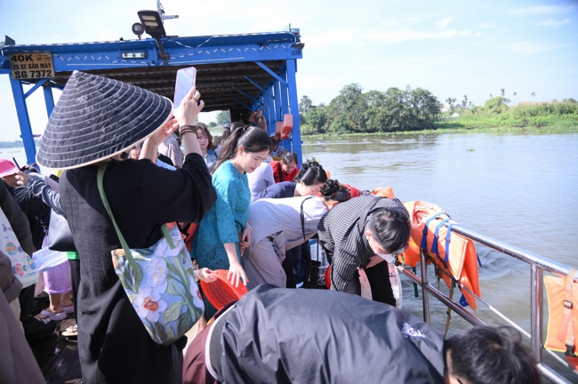 Phóng sinh tại bến phà Bình Mỹ