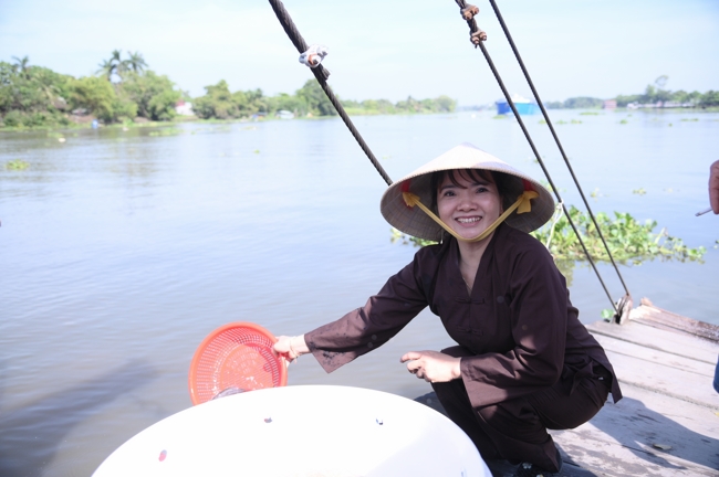 Phóng sinh tại bến phà Bình Mỹ