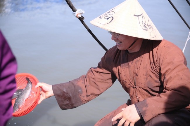 Phóng sinh tại bến phà Bình Mỹ