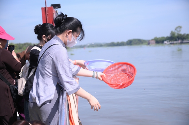 Phóng sinh tại bến phà Bình Mỹ