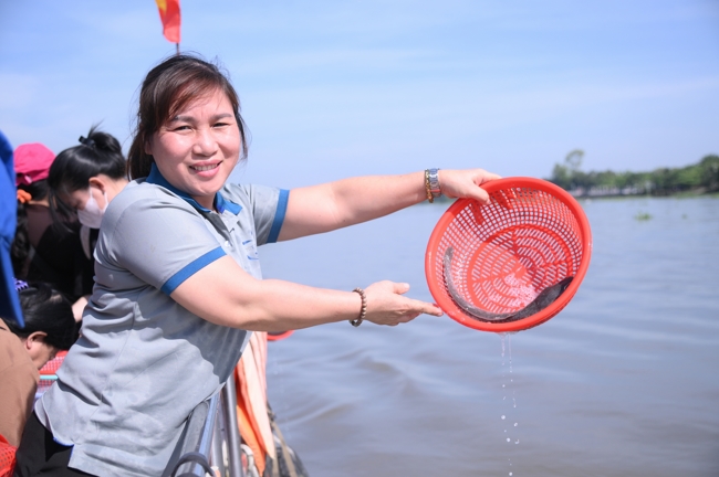 Phóng sinh tại bến phà Bình Mỹ