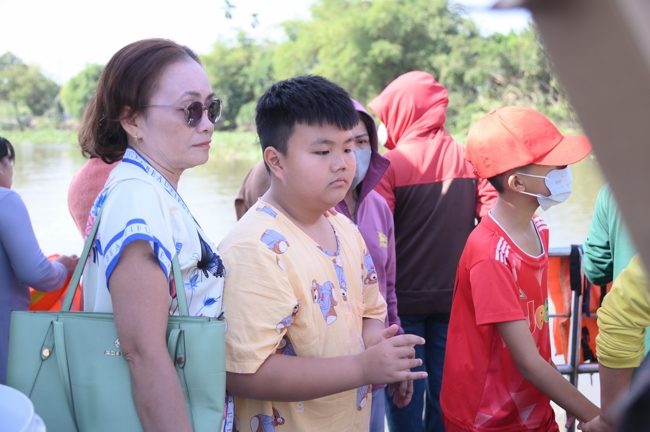 Phóng sinh tại bến phà Bình Mỹ