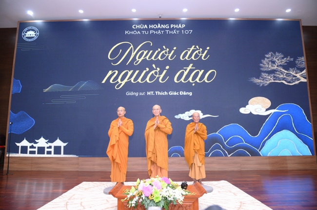Dharma talk Secular people, dharma practitioners - Most Thích Giác Đăng in the 107th Seven-day Retreat