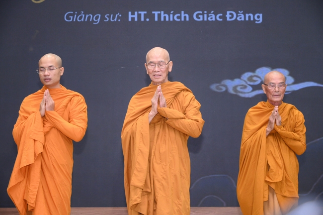 Dharma talk Secular people, dharma practitioners - Most Thích Giác Đăng in the 107th Seven-day Retreat