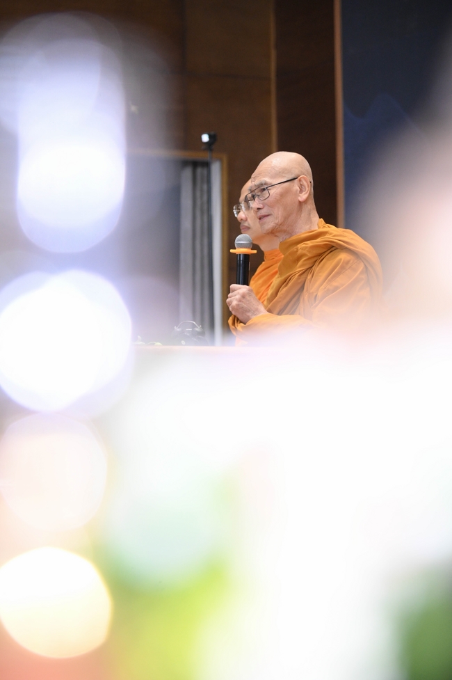 Dharma talk Secular people, dharma practitioners - Most Thích Giác Đăng in the 107th Seven-day Retreat