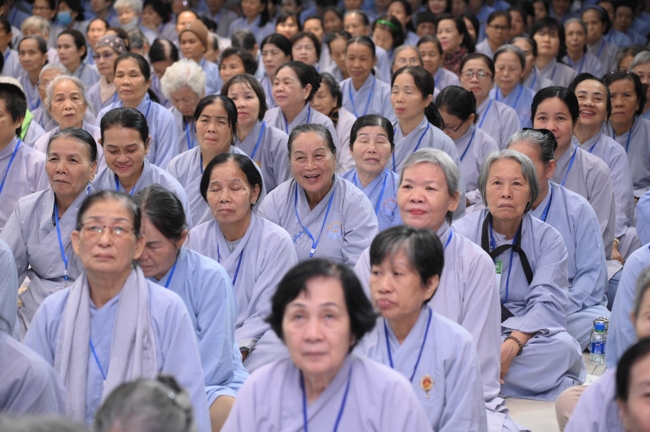 Dharma talk Secular people, dharma practitioners - Most Thích Giác Đăng in the 107th Seven-day Retreat