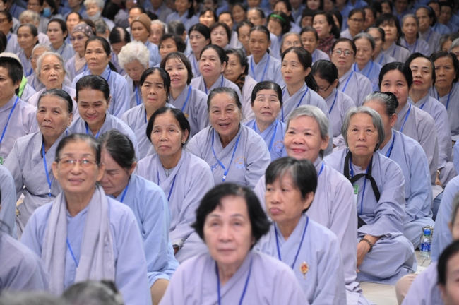 Dharma talk Secular people, dharma practitioners - Most Thích Giác Đăng in the 107th Seven-day Retreat