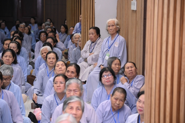 Dharma talk Secular people, dharma practitioners - Most Thích Giác Đăng in the 107th Seven-day Retreat
