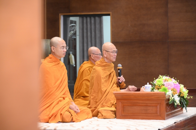 Dharma talk Secular people, dharma practitioners - Most Thích Giác Đăng in the 107th Seven-day Retreat