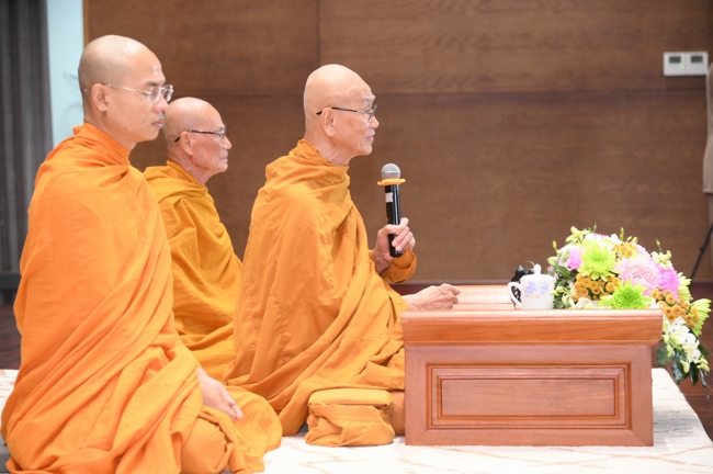 Dharma talk Secular people, dharma practitioners - Most Thích Giác Đăng in the 107th Seven-day Retreat