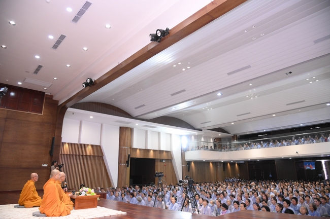 Dharma talk Secular people, dharma practitioners - Most Thích Giác Đăng in the 107th Seven-day Retreat